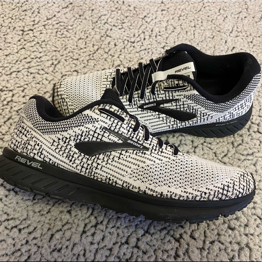 Brooks Revel 3 mens size 10.5 black and white running shoe